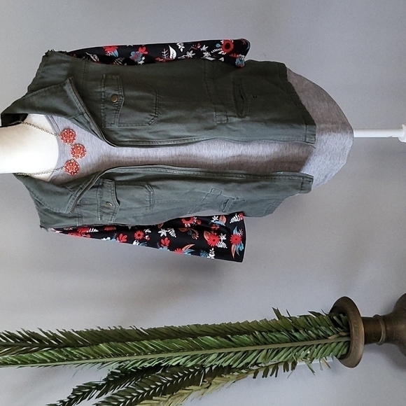 LuLaRoe Randy gray raglan tee with black floral 3/4 length sleeves NWT - Picture 2 of 8